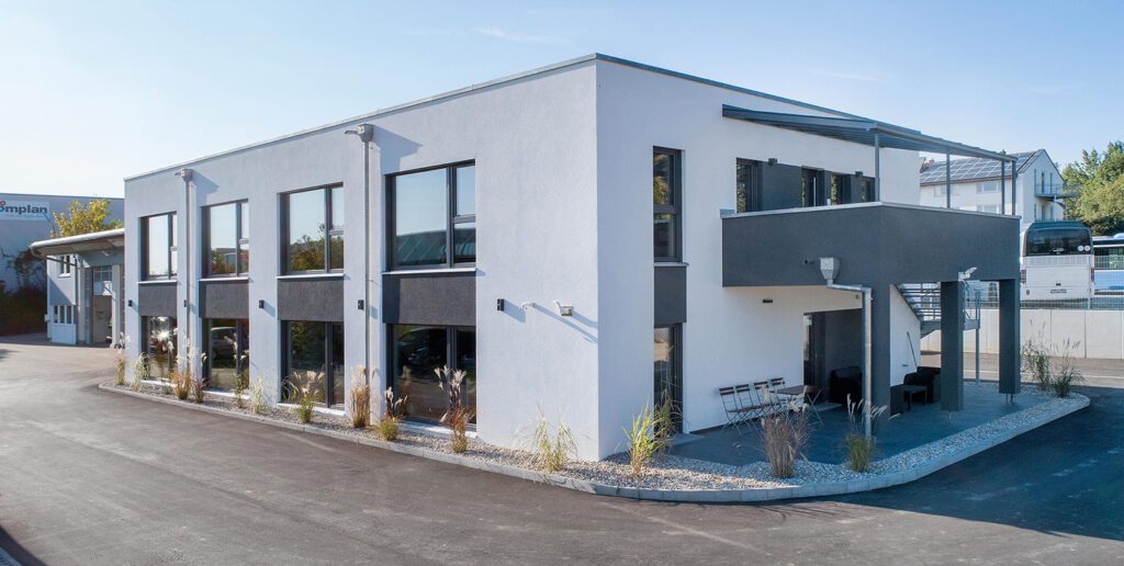 Immovative_Haus_06 Fischerhaus Fertighaus Holzhaus Niedrigenergiehaus Sonnen Photovoltaik Solar Stromspeicher Qualität aus Bayern