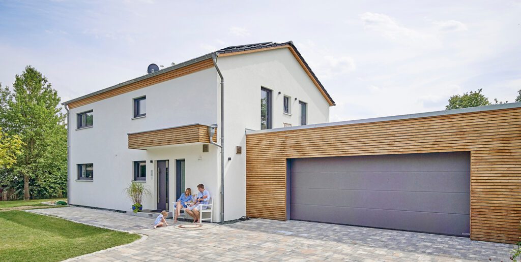 Immovative_Haus_01 Fischerhaus Fertighaus Holzhaus Niedrigenergiehaus Sonnen Photovoltaik Solar Stromspeicher Qualität aus Bayern