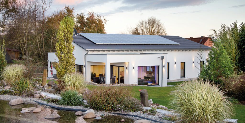 Immovative_Haus_02 Fischerhaus Fertighaus Holzhaus Niedrigenergiehaus Sonnen Photovoltaik Solar Stromspeicher Qualität aus Bayern
