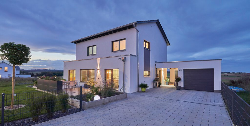 Immovative_Haus_03 Fischerhaus Fertighaus Holzhaus Niedrigenergiehaus Sonnen Photovoltaik Solar Stromspeicher Qualität aus Bayern