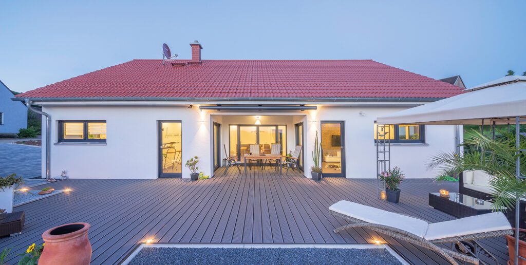 Immovative_Haus_04 Fischerhaus Fertighaus Holzhaus Niedrigenergiehaus Sonnen Photovoltaik Solar Stromspeicher Qualität aus Bayern