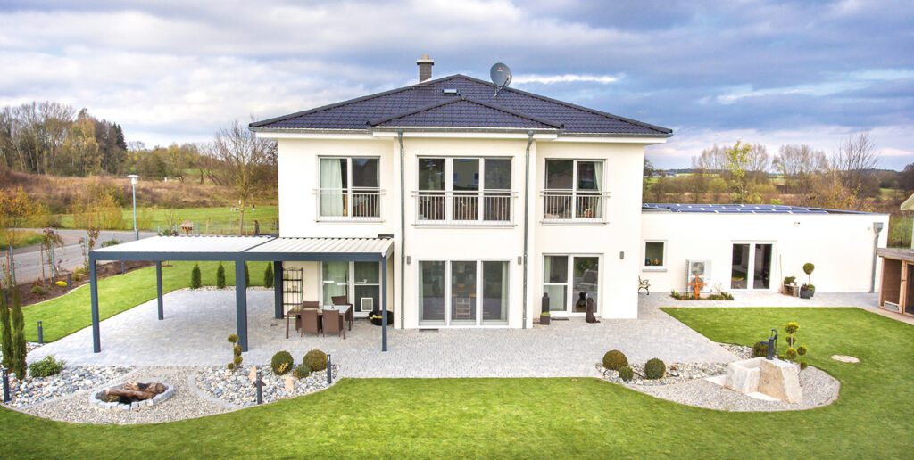 Immovative_Haus_05 Fischerhaus Fertighaus Holzhaus Niedrigenergiehaus Sonnen Photovoltaik Solar Stromspeicher Qualität aus Bayern