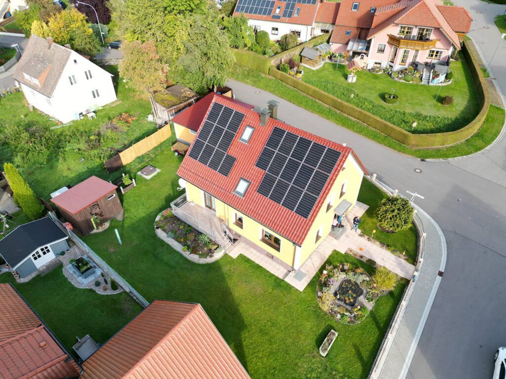 PV-Anlagen_003 Fischerhaus Fertighaus Holzhaus Niedrigenergiehaus Sonnen Photovoltaik Solar Stromspeicher Qualität aus Bayern