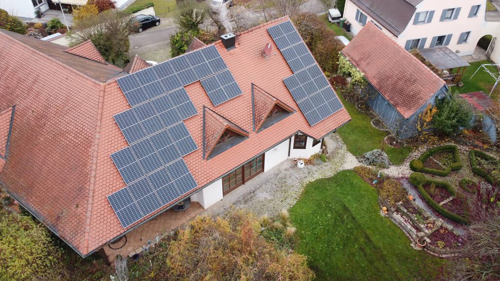 PV-Anlagen_006 Fischerhaus Fertighaus Holzhaus Niedrigenergiehaus Sonnen Photovoltaik Solar Stromspeicher Qualität aus Bayern