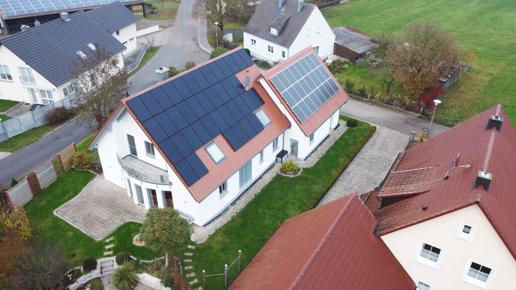 PV-Anlagen_007 Fischerhaus Fertighaus Holzhaus Niedrigenergiehaus Sonnen Photovoltaik Solar Stromspeicher Qualität aus Bayern