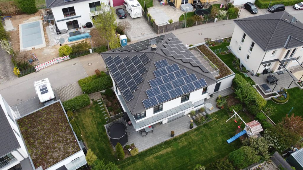 PV-Anlagen_017 Fischerhaus Fertighaus Holzhaus Niedrigenergiehaus Sonnen Photovoltaik Solar Stromspeicher Qualität aus Bayern