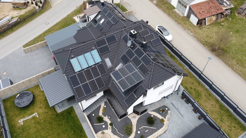 PV-Anlagen_021 Fischerhaus Fertighaus Holzhaus Niedrigenergiehaus Sonnen Photovoltaik Solar Stromspeicher Qualität aus Bayern