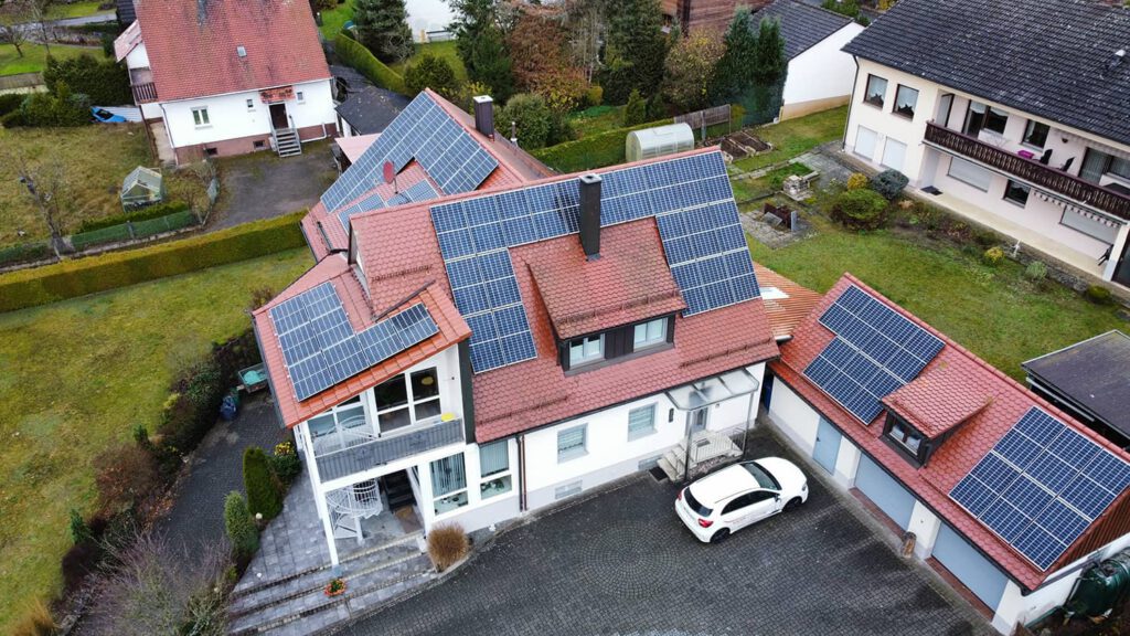 PV-Anlagen_028 Fischerhaus Fertighaus Holzhaus Niedrigenergiehaus Sonnen Photovoltaik Solar Stromspeicher Qualität aus Bayern