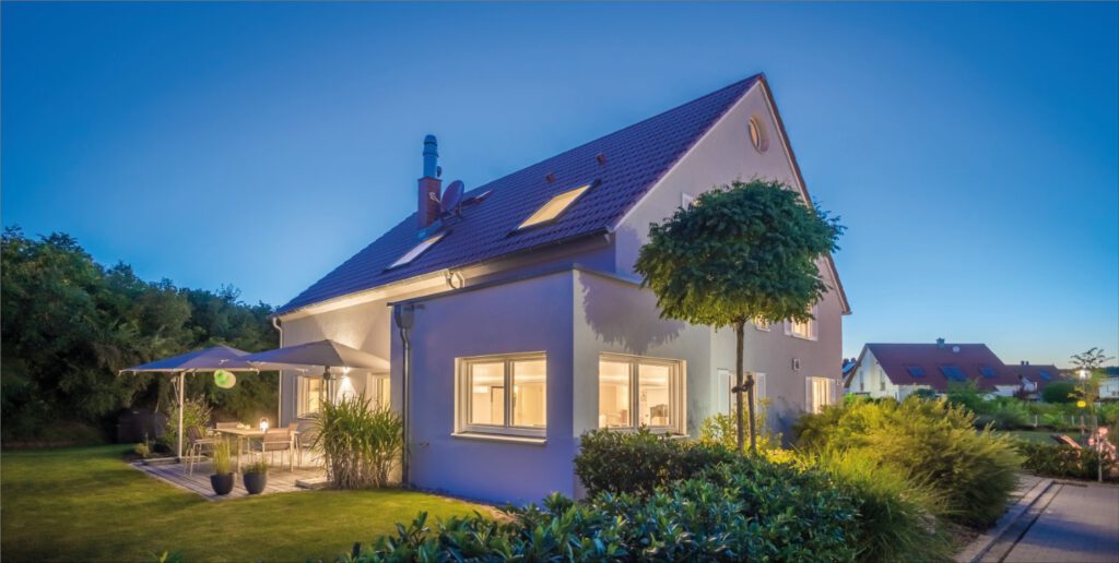 Immovative_Haus_07 Fischerhaus Fertighaus Holzhaus Niedrigenergiehaus Sonnen Photovoltaik Solar Stromspeicher Qualität aus Bayern