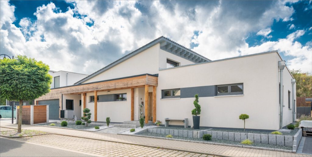 Immovative_Haus_08 Fischerhaus Fertighaus Holzhaus Niedrigenergiehaus Sonnen Photovoltaik Solar Stromspeicher Qualität aus Bayern