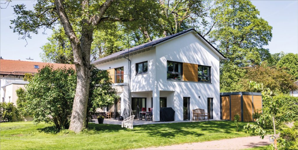 Immovative_Haus_09 Fischerhaus Fertighaus Holzhaus Niedrigenergiehaus Sonnen Photovoltaik Solar Stromspeicher Qualität aus Bayern