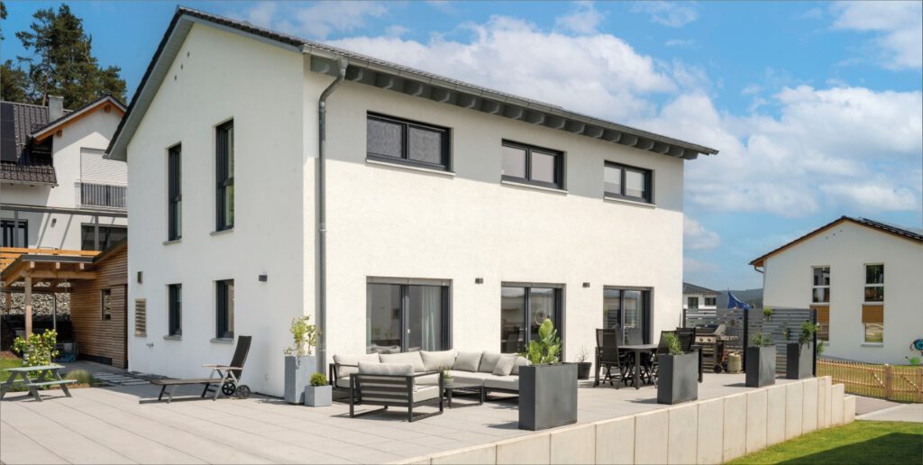 Immovative_Haus_12 Fischerhaus Fertighaus Holzhaus Niedrigenergiehaus Sonnen Photovoltaik Solar Stromspeicher Qualität aus Bayern