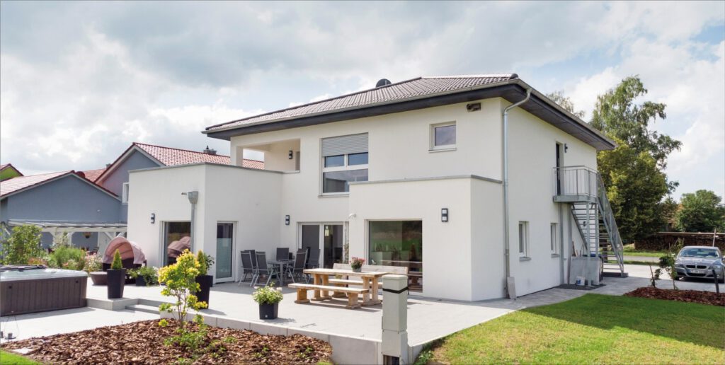 Immovative_Haus_13 Fischerhaus Fertighaus Holzhaus Niedrigenergiehaus Sonnen Photovoltaik Solar Stromspeicher Qualität aus Bayern