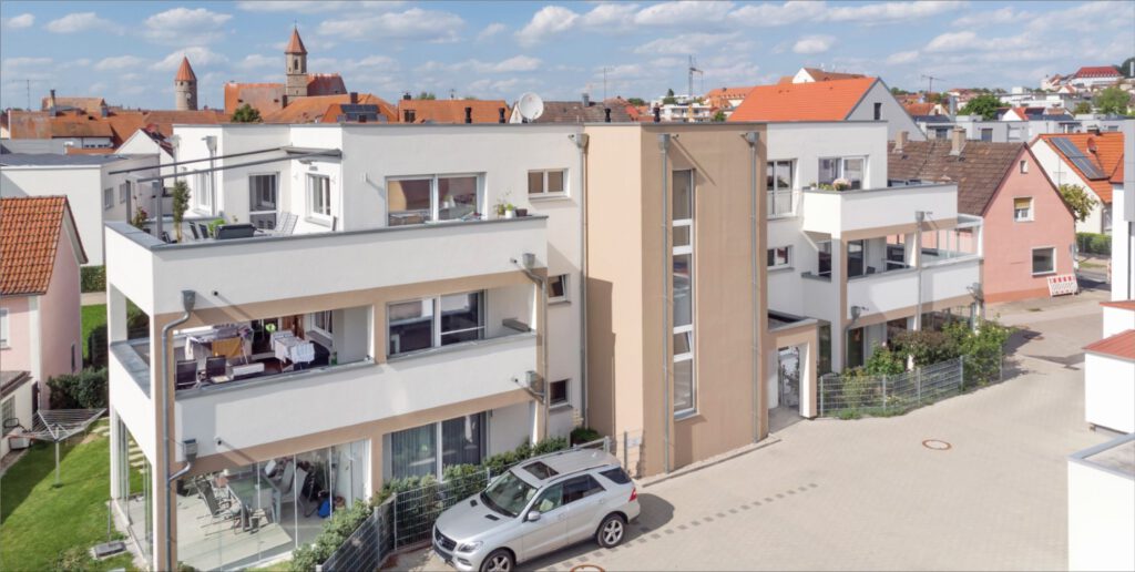 Immovative_Haus_14 Fischerhaus Fertighaus Holzhaus Niedrigenergiehaus Sonnen Photovoltaik Solar Stromspeicher Qualität aus Bayern