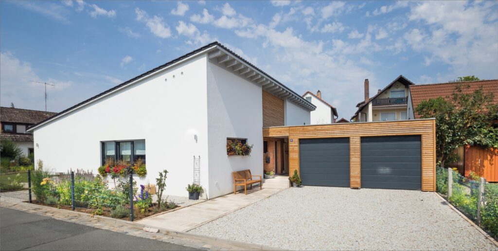 Immovative_Haus_15 Fischerhaus Fertighaus Holzhaus Niedrigenergiehaus Sonnen Photovoltaik Solar Stromspeicher Qualität aus Bayern